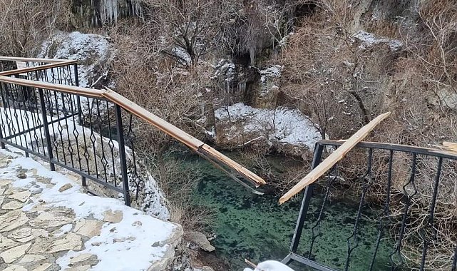 Binlerce yıllık kanyonda düşen kaya parçaları hasara neden oldu