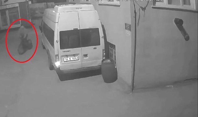 Bisikletli hırsız kamerada...Düşe kalka 3. kattaki montu çaldı, böyle kaçtı