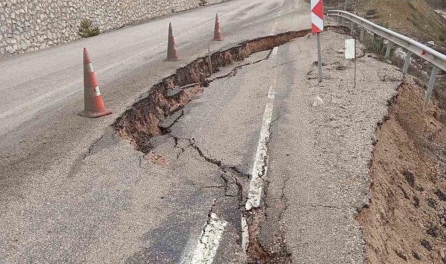 Bolu'da Mudurnu-Göynük kara yolunda göçük oluştu