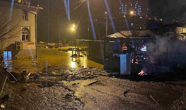 Borçka'da sel nedeniyle 4 bina tahliye edildi, 10 araç zarar gördü