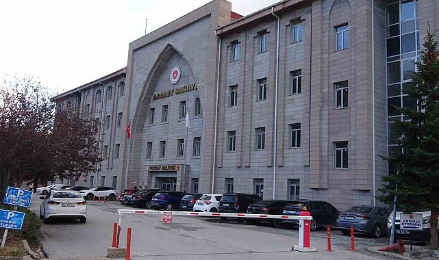 Boşanma aşamasındaki karısını öldüren sanığın tutukluluk halinin devamına karar verildi