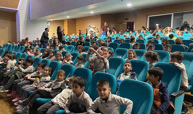 Bozüyük'te tiyatro izlemeyen çocuk kalmasın