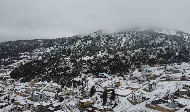 Bu kış geç geldi: Tatil şehri Mersin'de kar güzelliği