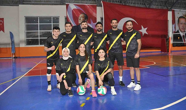 Bulanık'ta kurumlar arası voleybol turnuvası başladı