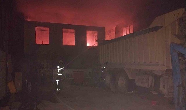 Burdur'da çıkan yangında 6 iş yeri zarar gördü