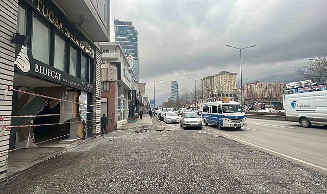 Bursa'da kontrolden çıkan otomobil dükkana girdi