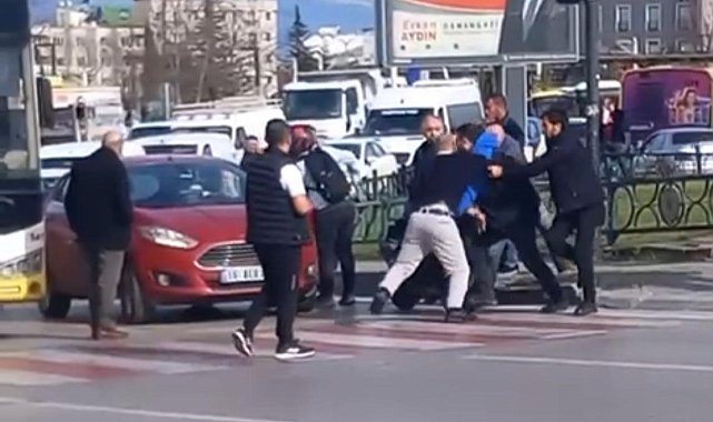Bursa'da sürücülerin kavgası kamerada!