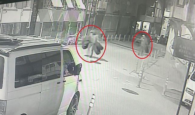 Bursa'da tarihi konaktan kutu kutu eşya çalan hırsızlar kamerada