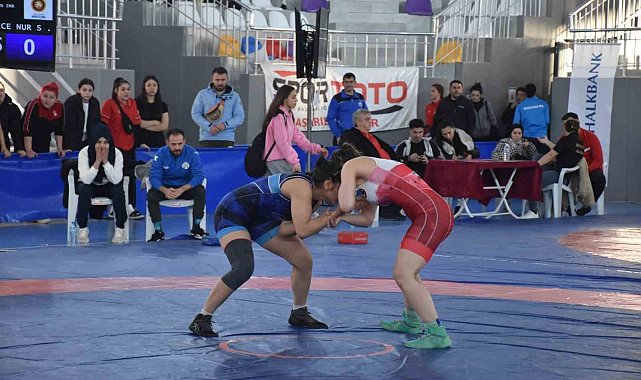Buse Tosun U20 Kadınlar Güreş Türkiye Şampiyonası devam ediyor