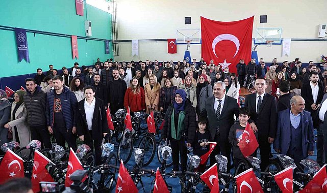 Büyükşehir, Yavuzeli ve Araban'daki öğretmenlere bisiklet dağıttı