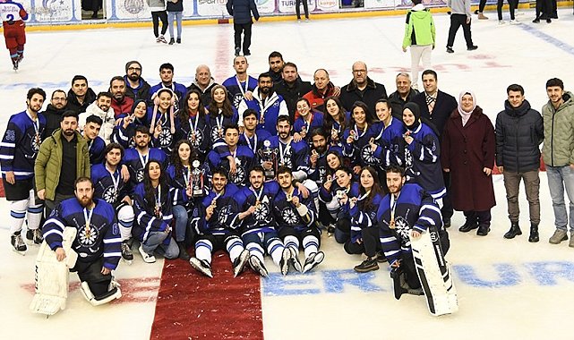 Buz hokeyinde ETÜ'den çifte kupa