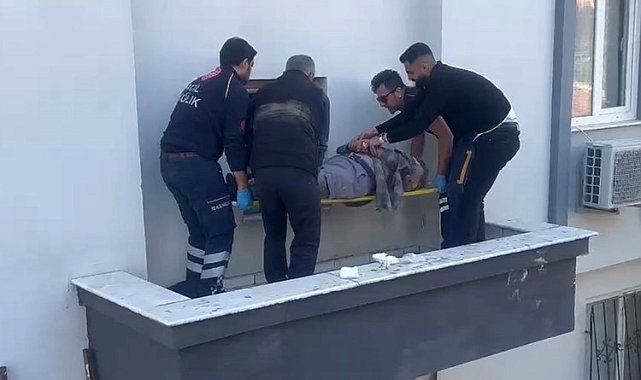 Çatıdaki güneş enerjisi panelini düzeltmek isterken canından oluyordu