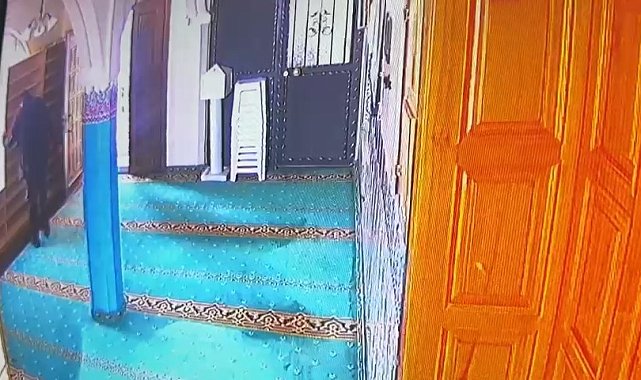 Cemaatin ayakkabılarını denedi, kendine olanı çaldı
