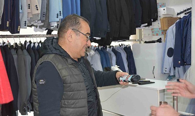 CHP Pamukkale Adayı Ertemur çöp poşeti dağıtımına devam ediyor