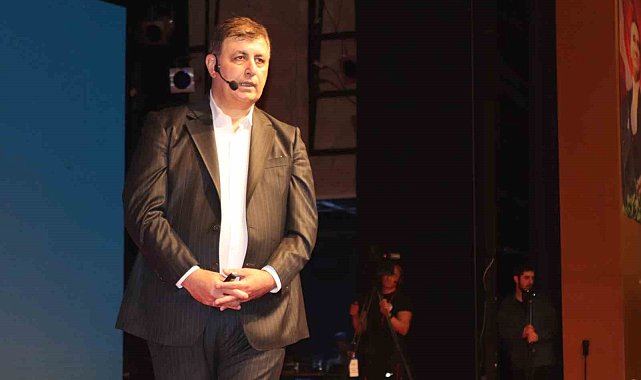 CHP'nin İzmir adayı Cemil Tugay: "Yeni siyasetçilere ihtiyacımız olduğunu toplum söylüyor"