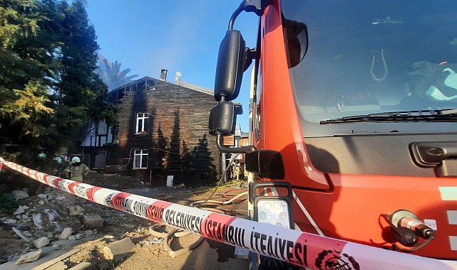Cihangir'de ahşap binada yangın: Dumanlar kilometrelerce öteden görüldü