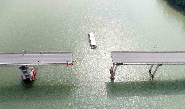 Çin'de konteyner gemisi köprüye çarptı, araçlar suya düştü: 2 ölü, 3 kayıp