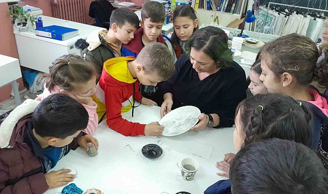 Çocuklar atölyede ustalar okulda