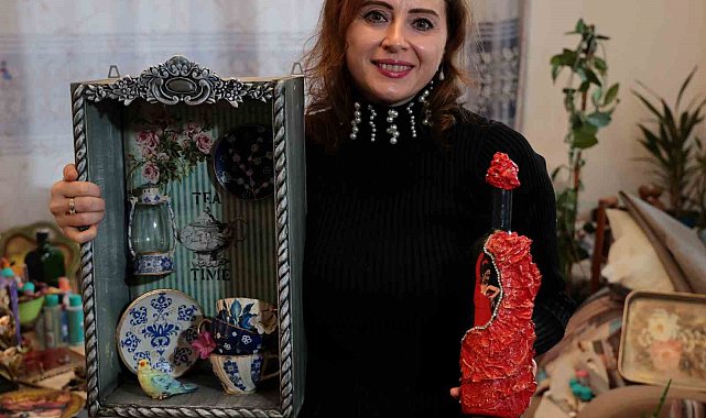 Çöpten topladığı şişe ve tahtaları sanat eserine dönüştürüyor