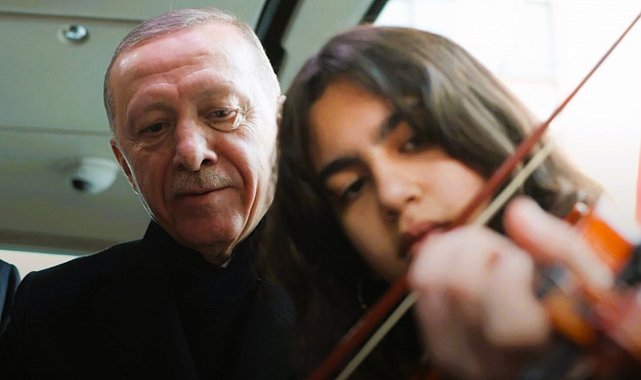 Cumhurbaşkanı Erdoğan keman çalan öğrenciyle Çanakkale türküsünü söyledi