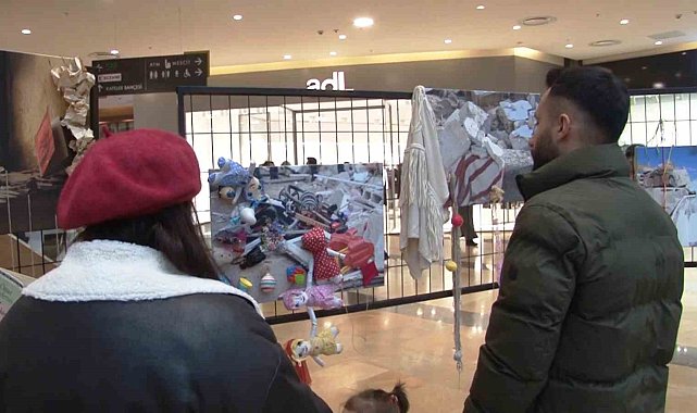 Deprem fotoğraflarını gerçek objelerle süsleyerek sergilediler