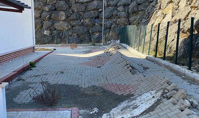 Deprem görmüş gibi: Yeni yapılan okulun bahçesinde göçükler, duvarında çatlaklar oluştu