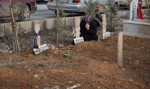 Deprem mezarlıklarında yas ve gözyaşı