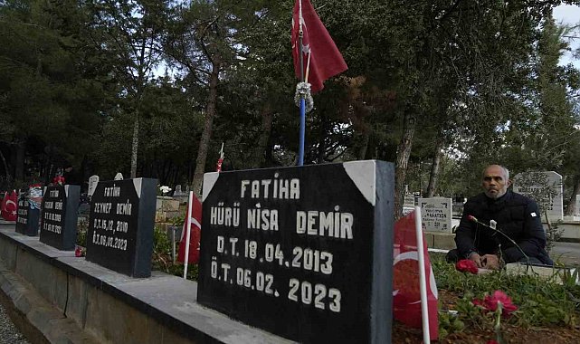 Depremde 3 çocuğunu ve eşini kaybeden baba günde iki kez mezarlığa gidiyor