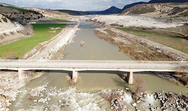 Depremde bazı noktaları zarar gören köprü yıkılma tehlikesi ile karşı karşıya