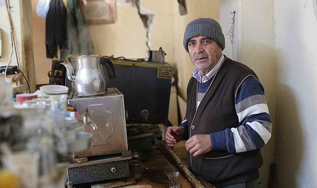 Depremde hayatını kaybeden esnafın hatırasını not listesinde yaşatıyor