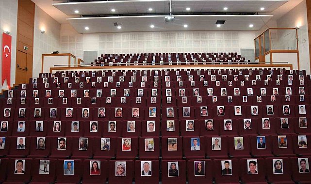 Depremde hayatını kaybeden öğrenci ve çalışanlar için anma töreni düzenlendi