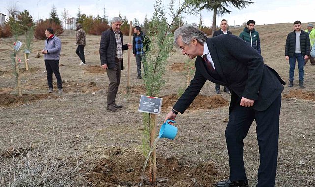 Depremde hayatını kaybeden öğrenciler anısına fidan dikildi
