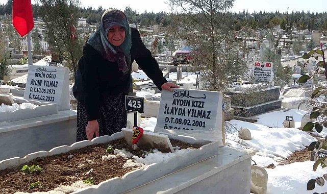 Depremde oğlunu, gelinini ve torunlarını kaybeden yaşlı kadın mezarlıktan ayrılamıyor
