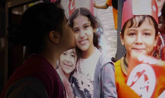 Depremde ölen arkadaşının fotoğrafını öpen öğrenci yürekleri dağladı
