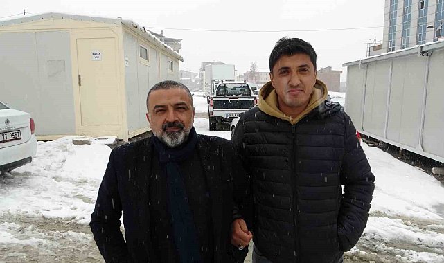 Depremde yıkılan apartmanın enkazından, sosyal medyadan gönderdiği mesajla kurtuldu