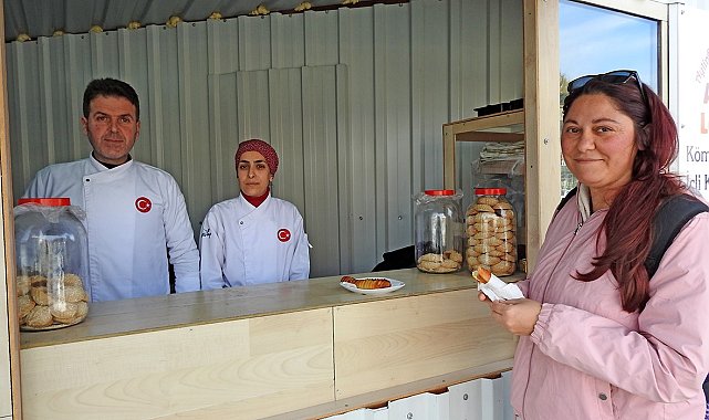 Depremzede aile Çeşme'de poğaça-börek satarak hayata tutundu