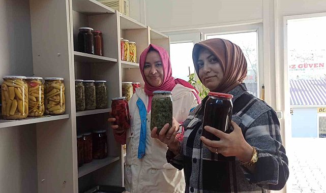 Depremzede gelin ve görümce yöresel yemekler yaparak aile ekonomisine katkıda bulunuyor