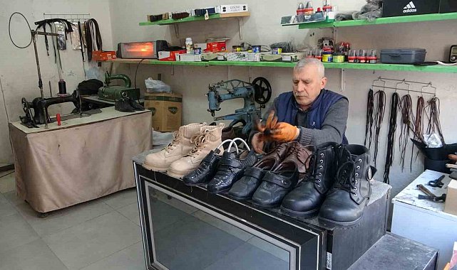 Depremzede ustalar ayakta kalmak için direniyor