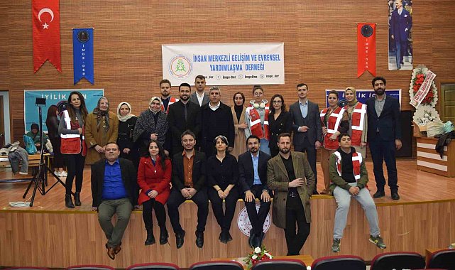 Depremzedeler yararına tiyatro gösterimi gerçekleştirdi