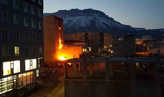 Derecik'te 6 katlı binada korkutan yangın