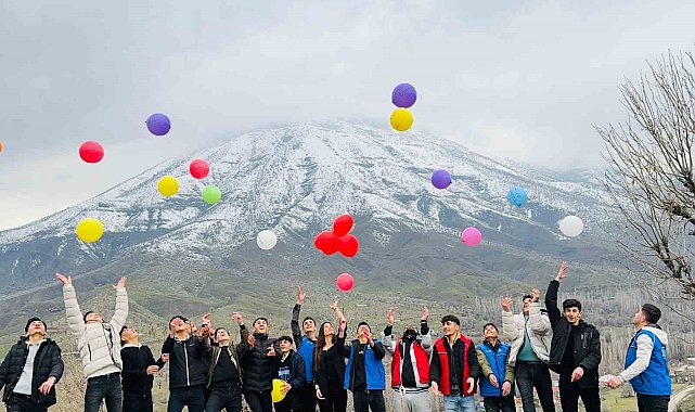 Derecikli öğrenciler depremde hayatını kaybedenleri andı