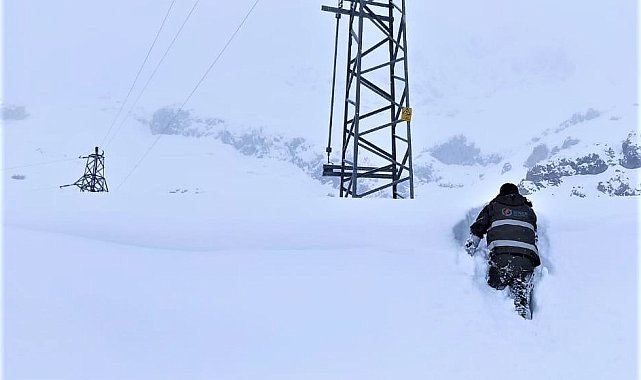 Dicle Elektrik ekiplerinin zorlu kış mesaisi