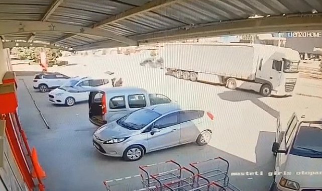 Direksiyonu kilitlenen otomobilin beton bloğa çarpma anı kamerada