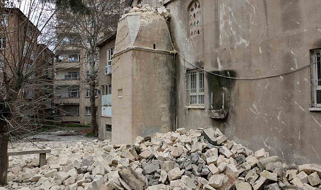 Diyarbakır'da depremde 21 cami ve 30'a yakın minarenin bir kısmı yıkıldı, kalanların yıkım çalışmaları devam ediyor