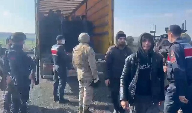 Diyarbakır'da tırda 72 kaçak göçmen yakalandı