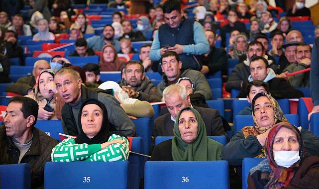 Diyarbakır'da TOKİ şanslıları kura çekiminde ekrana odaklandı