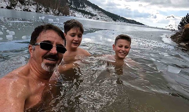 Donan göle girme geleneğini bu sefer gençlerle sürdürdü