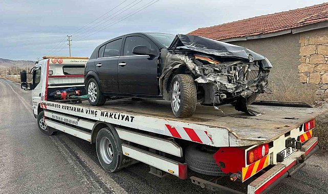 Duvara çarpan otomobilde 2 kişi yaralandı