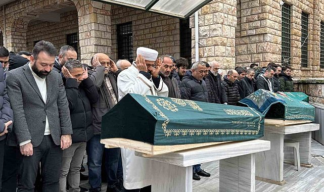 Düzce otomobil kazasında hayatını kaybeden aile İstanbul'da toprağa verildi