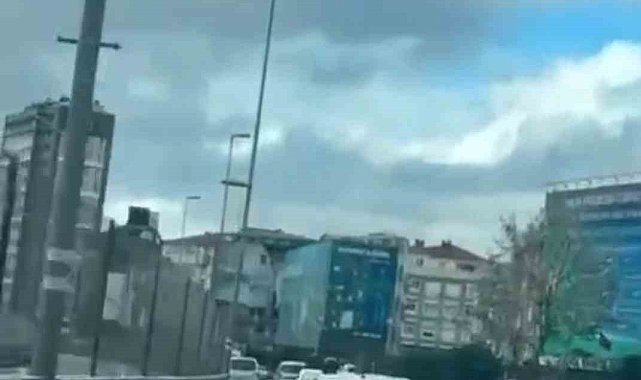 E-5 Karayolu'nda korku dolu anlar kamerada: Kovaladığı sürücünün önünü kesip saldırmaya çalıştı